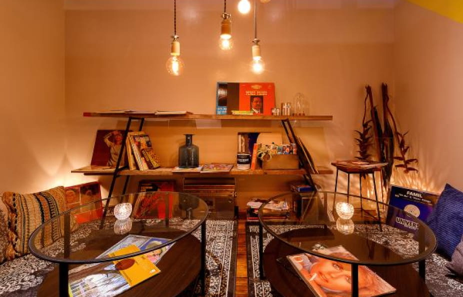 お洒落なインテリアと落ち着いた間接照明のある個室