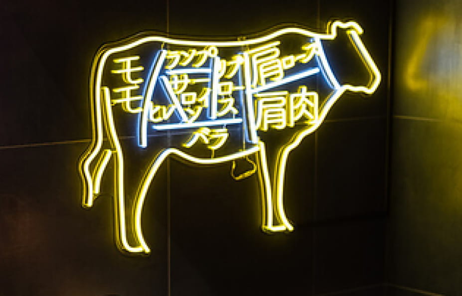 お洒落なインテリアと落ち着いた間接照明のある個室