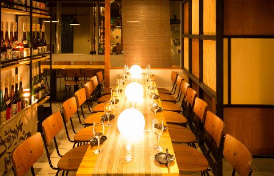 お洒落なインテリアと落ち着いた間接照明のある個室