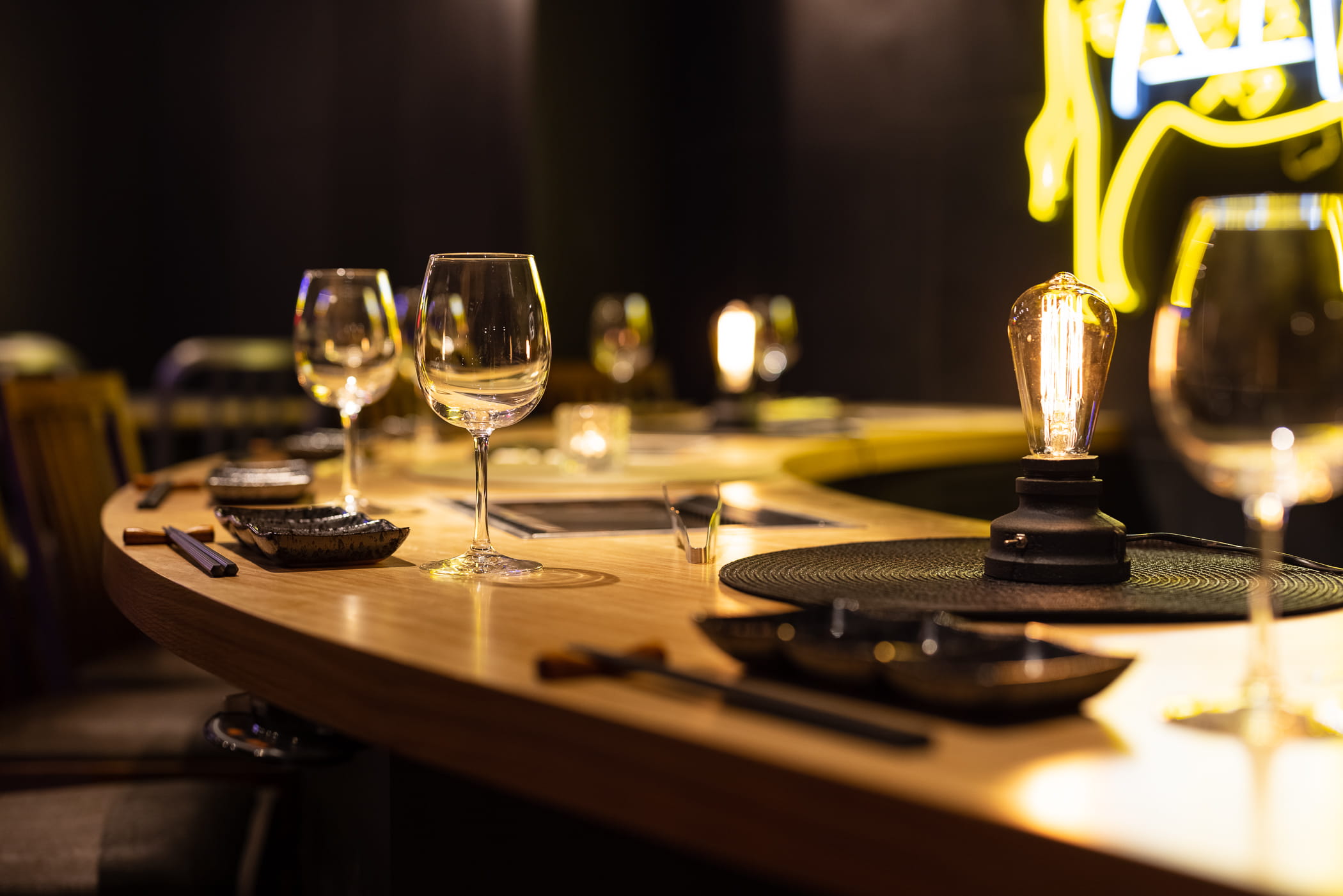 お洒落なインテリアと落ち着いた間接照明のある個室